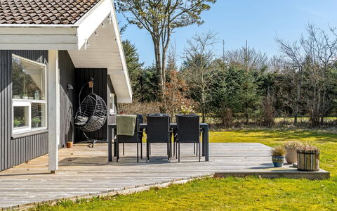 Akka - 2Km from the Sea: Bois, Domicile, Lot Terre, Toit, Chalet, Dur, Planche, Ombre, Porche, Siding