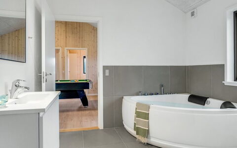 Carla - 1.5Km from the Sea: Sol, Design Intérieur, Luminaire Plomberie, Sol, Plafond, Salle De Bains, Robinet, Baignoire, Plomberie, Éclairage