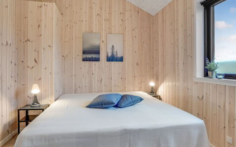 Carla - 1.5Km from the Sea: Bois, Sol, Chambre, Design Intérieur, Sol, Plafond, Lit, Pièce, Drap De Lit, Literie