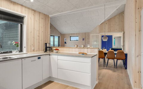 Carla - 1.5Km from the Sea: Bois, Plafond, Domicile, Cuisine, Comptoir, Pièce, Électroménager, Principaux Appliance, Dur, Tache De Bois