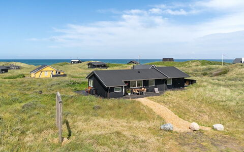 Dila - 150M from the Sea: Maison, Domicile, Porte, Toit, Chalet, Biens, Jardin, Ombre, Siding, Cour