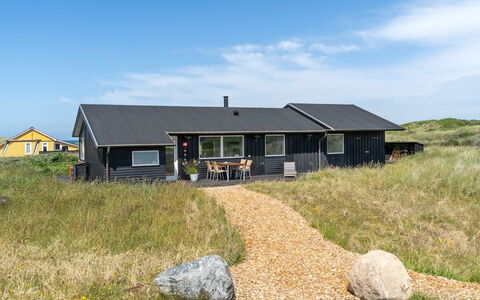 Dila - 150M from the Sea: Maison, Domicile, Porte, Toit, Chalet, Biens, Jardin, Ombre, Siding, Cour
