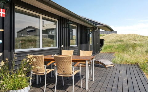 Dila - 150M from the Sea: Maison, Domicile, Porte, Toit, Chalet, Biens, Jardin, Ombre, Siding, Cour