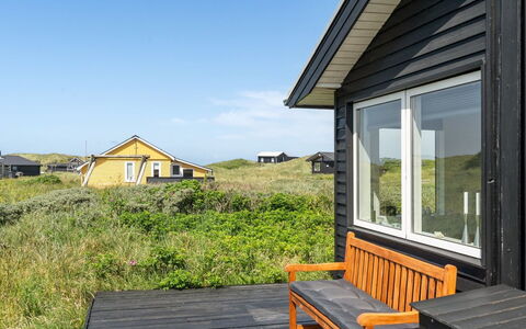 Dila - 150M from the Sea: Maison, Domicile, Porte, Toit, Chalet, Biens, Jardin, Ombre, Siding, Cour