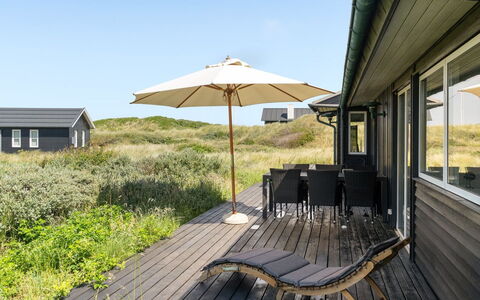 Dila - 150M from the Sea: Maison, Domicile, Porte, Toit, Chalet, Biens, Jardin, Ombre, Siding, Cour
