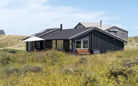 Dila - 150M from the Sea: Maison, Domicile, Porte, Toit, Chalet, Biens, Jardin, Ombre, Siding, Cour