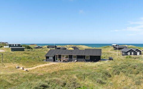 Dila - 150M from the Sea: Maison, Domicile, Porte, Toit, Chalet, Biens, Jardin, Ombre, Siding, Cour