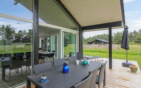 Holke - 600M from the Sea: Design Intérieur, Plafond, Appartement, Sol, Meubles, Sol, Pièce, Éclairage, Domicile, Canapé