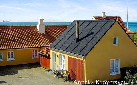Elle - 50M from the Sea: Toit, Maison, Lot Terre, Domicile, Chalet, Biens, Batiments Jardin, Ombre, Cabane En Rondins, Aménagement Paysager