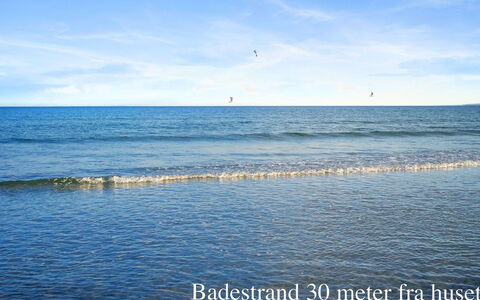 Elle - 50M from the Sea: Toit, Maison, Lot Terre, Domicile, Chalet, Biens, Batiments Jardin, Ombre, Cabane En Rondins, Aménagement Paysager