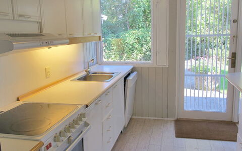 Claudette - 1Km from the Sea: Cuisine, Sol, Bois, Design Intérieur, Comptoir, Principaux Appliance, Sol, Appareil De Cuisine, Evier, Plafond