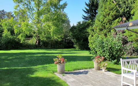 Claudette - 1Km from the Sea: Herbe, Jardin, Arbuste, Meubles, Pelouse, Lot Terre, Ombre, Mobilier De Jardin