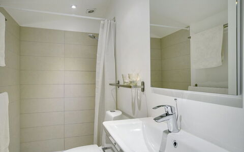 Claudette - 1Km from the Sea: Sol, Design Intérieur, Mur, Sol, Luminaire Plomberie, Salle De Bains, Évier, Pièce, Robinet, Plafond