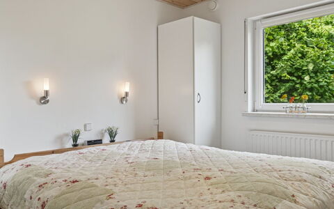 Merit - 800M from the Sea: Lit, Design Intérieur, Chambre, Mur, Bois, Plafond, Meubles, Drap De Lit, Sol, Literie