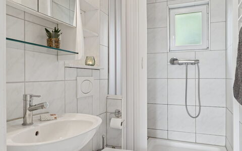 Merit - 800M from the Sea: Salle De Bains, Design Intérieur, Luminaire Plomberie, Mur, Sol, Lavabo, Sol, Évier, Toilette, Robinet