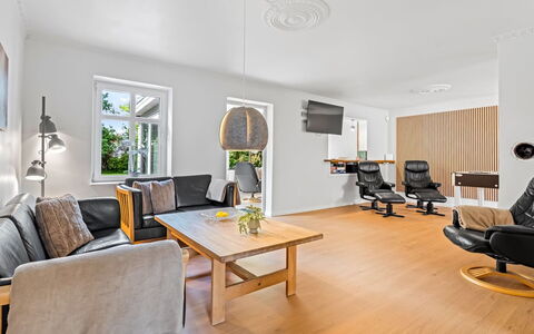 Thorward - 1.5Km from the Sea: Meubles, Design Intérieur, Sol, Sol, Canapé, Bois, Plafond, Salon, Pièce, Chaise