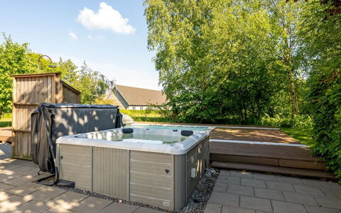 Thorward - 1.5Km from the Sea: Composite, Baignoire, Piscine, Jardin, Cour, Arrière-Cour, Jacuzzi, Ombre, Cour