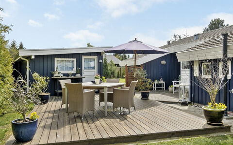 Frithlef - 900M from the Sea: Toit, Maison, Domicile, Chalet, Siding, Biens, Allée, Batiments Jardin, Cour, Cabanon