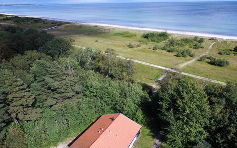 Torsten - 30M from the Sea: Toit, Maison, Lot Terre, Domicile, Chalet, Biens, Batiments Jardin, Ombre, Cabane En Rondins, Aménagement Paysager