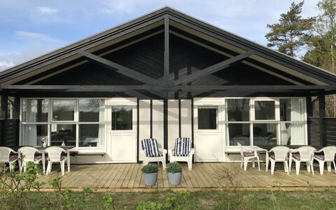Torsten - 30M from the Sea: Toit, Maison, Lot Terre, Domicile, Chalet, Biens, Batiments Jardin, Ombre, Cabane En Rondins, Aménagement Paysager