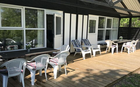 Torsten - 30M from the Sea: Toit, Maison, Lot Terre, Domicile, Chalet, Biens, Batiments Jardin, Ombre, Cabane En Rondins, Aménagement Paysager