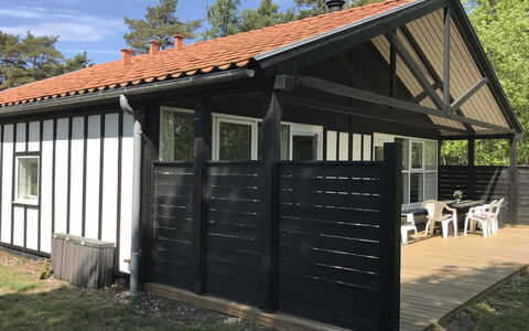 Torsten - 30M from the Sea: Toit, Maison, Lot Terre, Domicile, Chalet, Biens, Batiments Jardin, Ombre, Cabane En Rondins, Aménagement Paysager