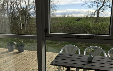 Torsten - 30M from the Sea: Toit, Maison, Lot Terre, Domicile, Chalet, Biens, Batiments Jardin, Ombre, Cabane En Rondins, Aménagement Paysager