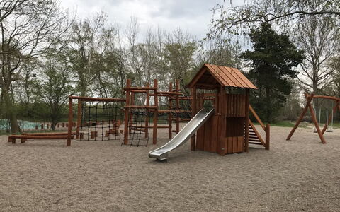 Torsten - 30M from the Sea: Toit, Maison, Lot Terre, Domicile, Chalet, Biens, Batiments Jardin, Ombre, Cabane En Rondins, Aménagement Paysager