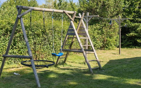 Winona - 300M from the Sea: Herbe, Maison, Toit, Domicile, Chalet, Arbuste, Lot Terre, Zone Rurale, Ferme, Couverture De Sol