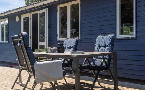 Winona - 300M from the Sea: Herbe, Maison, Toit, Domicile, Chalet, Arbuste, Lot Terre, Zone Rurale, Ferme, Couverture De Sol