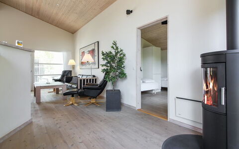 Elicia - 950M from the Sea: Sol, Parquet, Sol, Design Intérieur, Bois, Plafond, Meubles, Revêtement De Sol Stratifié, Salon, Éclairage