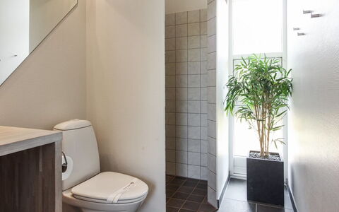 Elicia - 950M from the Sea: Sol, Mur, Sol, Siège De Toilette, Toilette, Luminaire Plomberie, Design Intérieur, Salle De Bains, Tuile, Composite