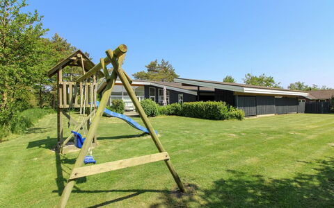 Elicia - 950M from the Sea: Herbe, Lot Terre, Jardin, Pelouse, Ombre, Plaine, Couverture De Sol, Arrière-Cour