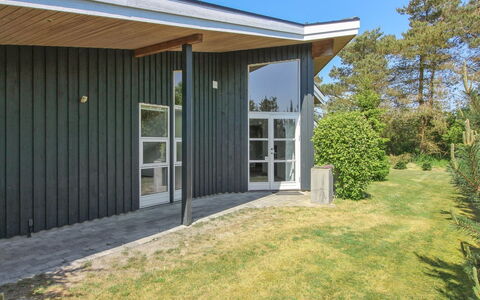 Elicia - 950M from the Sea: Domicile, Porte, Ombre, Siding, Pelouse, Jardin, Arrière-Cour, Dur, Cour, Batiments Jardin