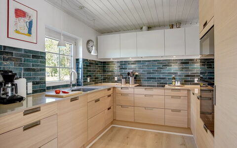 Taralyn - 1.3Km from the Sea: Comptoir, Cabinetry, Cuisine, Sol, Design Intérieur, Sol, Bois, Meubles, Appareil De Cuisine, Tiroir