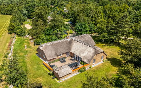 Taralyn - 1.3Km from the Sea: Meubles, Design Intérieur, Appartement, Sol, Sol, Table, Chaise, Salon, Pièce, Domicile
