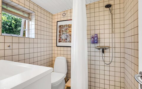 Erke - 370M from the Sea: Mur, Sol, Salle De Bains, Luminaire Plomberie, Sol, Design Intérieur, Toilette, Plomberie, Plafond, Tuile