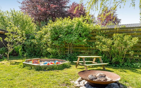 Erke - 370M from the Sea: Jardin, Arbuste, Pelouse, Arrière-Cour, Couverture De Sol, Printemps, Cour, Ombre, Aménagement Paysager, Mobilier De Jardin