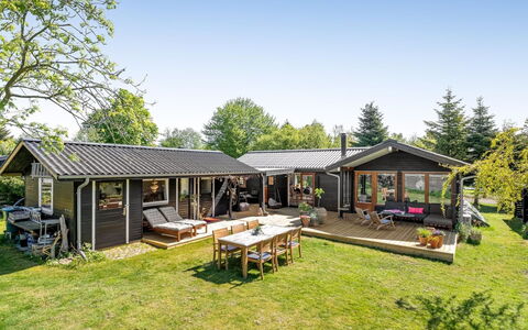 Erke - 370M from the Sea: Chalet, Domicile, Maison, Toit, Porche, Biens, Siding, Batiments Jardin, Ferme, Cour