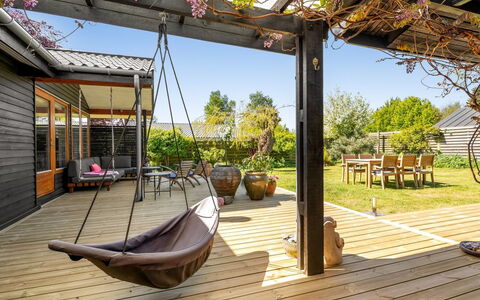 Erke - 370M from the Sea: Chalet, Domicile, Maison, Toit, Porche, Biens, Siding, Batiments Jardin, Ferme, Cour