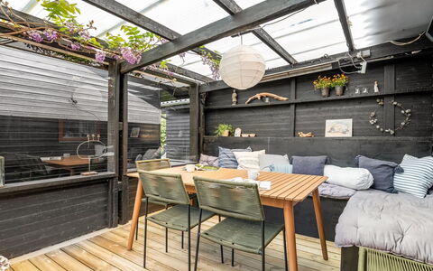 Erke - 370M from the Sea: Chalet, Domicile, Maison, Toit, Porche, Biens, Siding, Batiments Jardin, Ferme, Cour