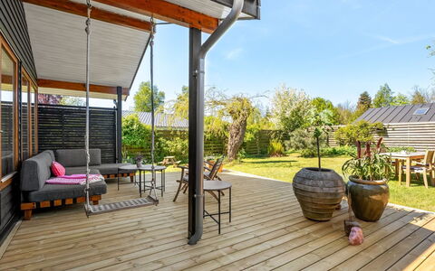 Erke - 370M from the Sea: Chalet, Domicile, Maison, Toit, Porche, Biens, Siding, Batiments Jardin, Ferme, Cour