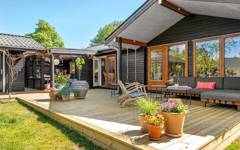 Erke - 370M from the Sea: Chalet, Domicile, Maison, Toit, Porche, Biens, Siding, Batiments Jardin, Ferme, Cour