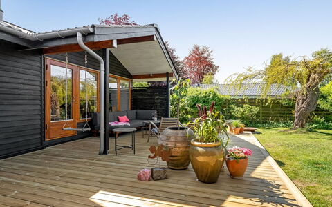 Erke - 370M from the Sea: Chalet, Domicile, Maison, Toit, Porche, Biens, Siding, Batiments Jardin, Ferme, Cour