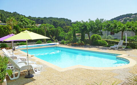 Saint Cyr sur Mer la Madrague 160: L'Eau, Ciel, Plante, Piscine, Bleu Azur, Arbre, Bâtiment, Ombre, Mobilier De Jardin, Parapluie