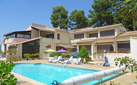 Saint Cyr sur Mer la Madrague 160: Plante, Ciel, Bâtiment, L'Eau, Propriété, Fenêtre, Piscine, Bleu Azur, Ombre, Arbre