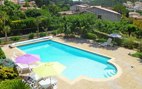 Saint Cyr sur Mer la Madrague 160: L'Eau, Plante, Bâtiment, Propriété, Ciel, Piscine, Bleu Azur, Arbre, Chaise, Mobilier De Jardin