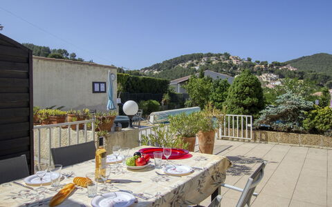 Saint Cyr sur Mer la Madrague 160: Ciel, Montagne, Jour, Bâtiment, Plante, Paysage Naturel, Maison, Végétation, Montagnes, Arbre