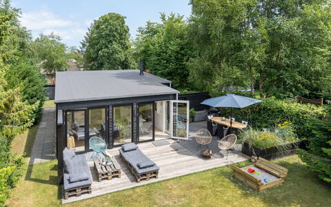 Edin - 400M from the Sea: Chalet, Jardin, Siding, Batiments Jardin, Ombre, Cour, Arrière-Cour, Pelouse, Ferme, Aménagement Paysager