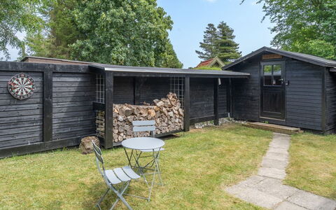 Edin - 400M from the Sea: Chalet, Jardin, Siding, Batiments Jardin, Ombre, Cour, Arrière-Cour, Pelouse, Ferme, Aménagement Paysager